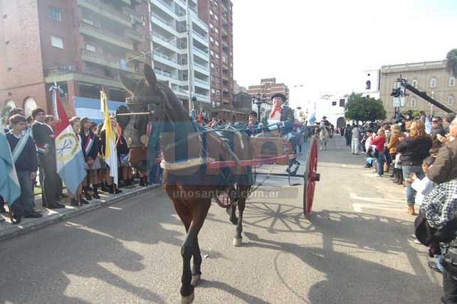 Cientos de santafesinos participaron de los actos oficiales en la ciudad por el 25 de Mayo