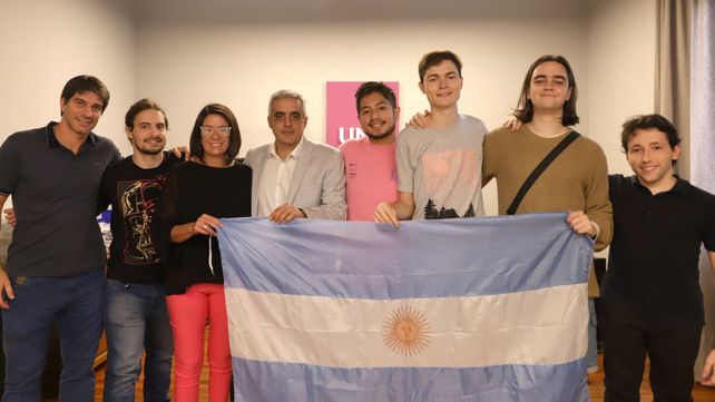 Franco De Rico, Sebastián Mestre y Federico Bersano (últimos a la derecha), junto a su tutores y autoridades de la UNR.