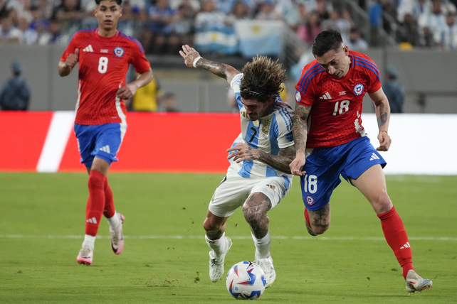 Argentina y Chile ya juegan la segunda mitad.