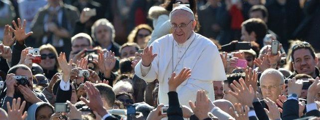 Bergoglio fue entronizado en la plaza San Pedro ante una multitud y ya es oficialmente el Papa Francisco