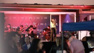 Ritmos Argentinos llega a Colón con música en vivo y suelta de libros