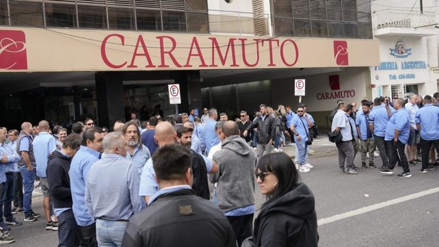 Compañeros de trabajo de César Roldán en la puerta de la casa velatoria