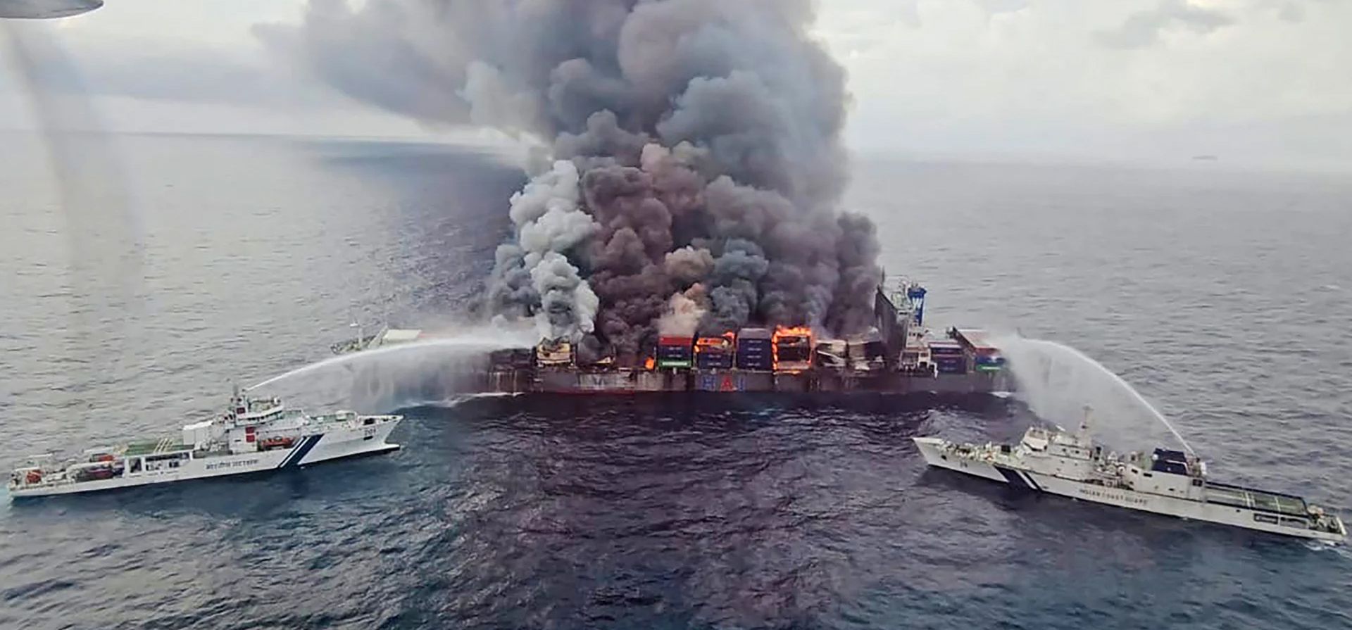 El humo se eleva desde el buque portacontenedores MV Wan Hai 503, con bandera de Singapur, que se incendió a 78 millas náuticas del puerto, Beypore, India. Fotografía: Guardia Costera de la India/AFP/Getty Images El humo se eleva desde el buque portacontenedores MV Wan Hai 503, con bandera de Singapur, que se incendió a 78 millas náuticas del puerto, Beypore, India. Fotografía: Guardia Costera de la India/AFP/Getty Images