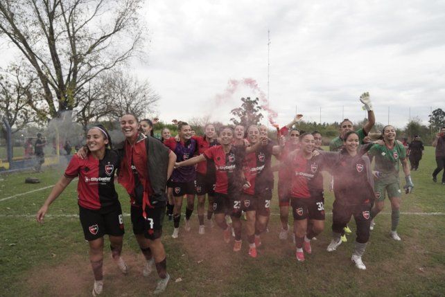 Las chicas de Newells dieron la vuelta olímpica en la visita a Central.