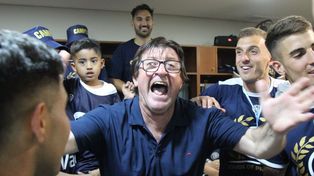 Alfredo Berti rompió su postura de calma en los festejos en el vestuario y con sus jugadores.