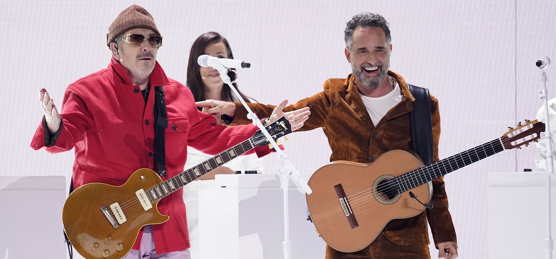 Elvis Costello, a la izquierda, y Jorge Drexler interpretan "Tocarte" en la 23º entrega anual de los Premios Grammy Latinos en el Mandalay Bay Michelob Ultra Arena el jueves, 17 de noviembre de 2022 en Las Vegas. (Foto AP/Chris Pizzello)