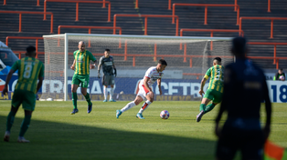 Marcelo Esponda la traslada con decisión frente a Leandro Maciel. El juvenil disputó su segundo partido en primera.