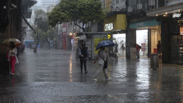 Esta madrugada de martes se desató una intensa lluvia. Las precipitaciones continuarán hasta mañana.&nbsp;