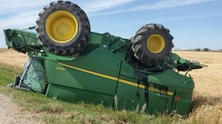 Un trabajador agrícola salió alcoholizado y volcó la cosechadora