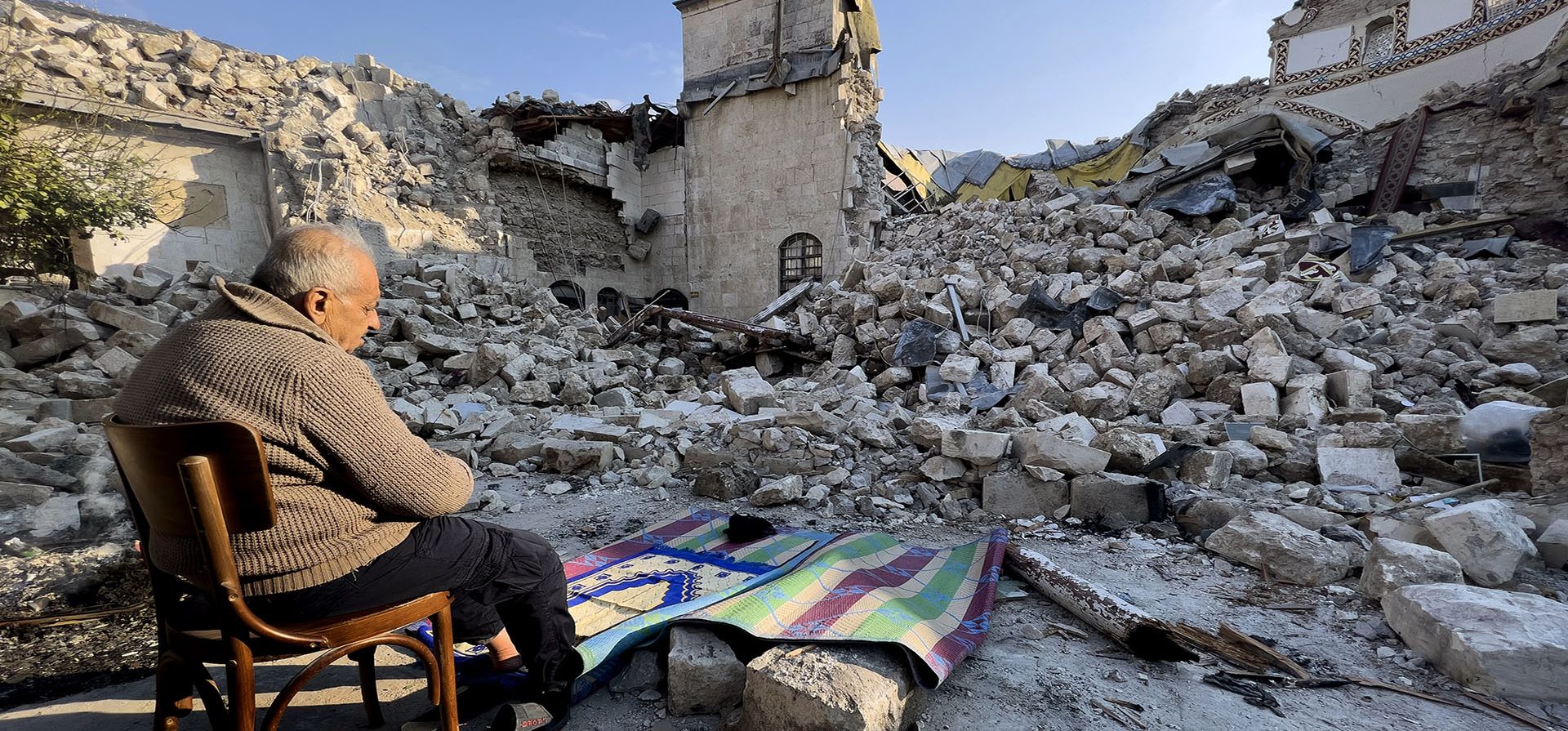 Un ciudadano turco reza frente a los escombros de la histórica mezquita Habib Najjar que fue destruida durante el devastador terremoto, en la ciudad vieja de Antakya, Turquía, el martes 21 de febrero de 2023. (Foto AP/Hussein Malla)