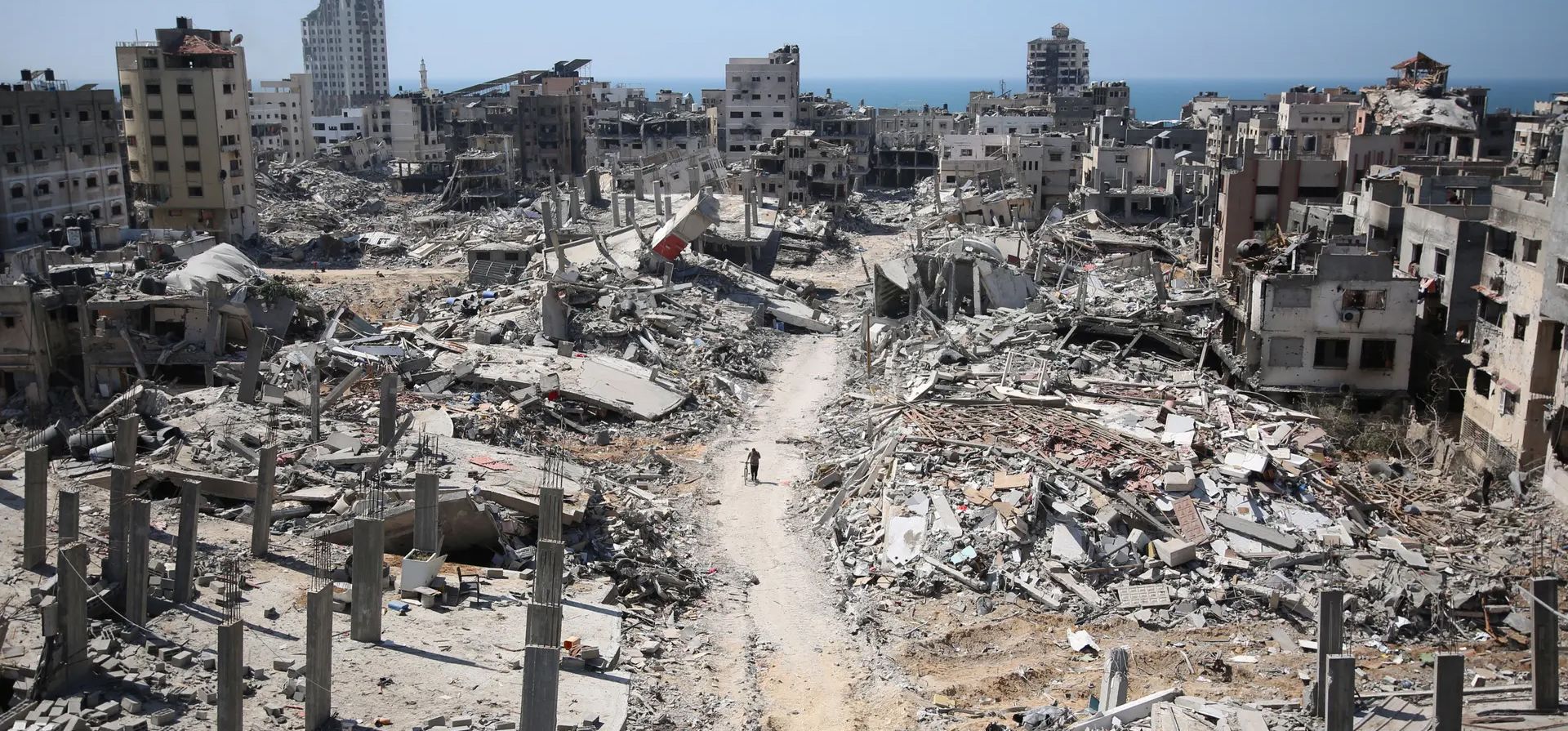 Un hombre empuja una bicicleta por la zona devastada alrededor del hospital al-Shifa, Ciudad de Gaza, Gaza. Fotografía: AFP/Getty Images Un hombre empuja una bicicleta por la zona devastada alrededor del hospital al-Shifa, Ciudad de Gaza, Gaza. Fotografía: AFP/Getty Images