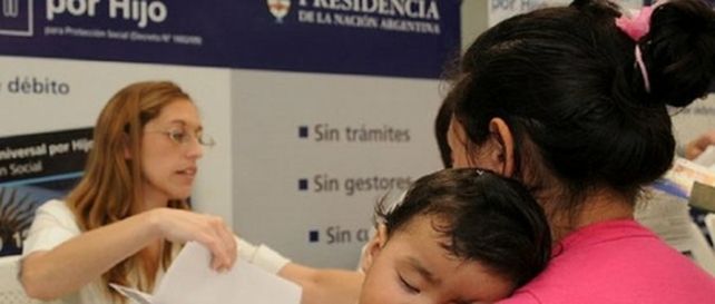 beneficio. No existe un impacto negativo de la AUH en el sentido de desincentivar el trabajo.