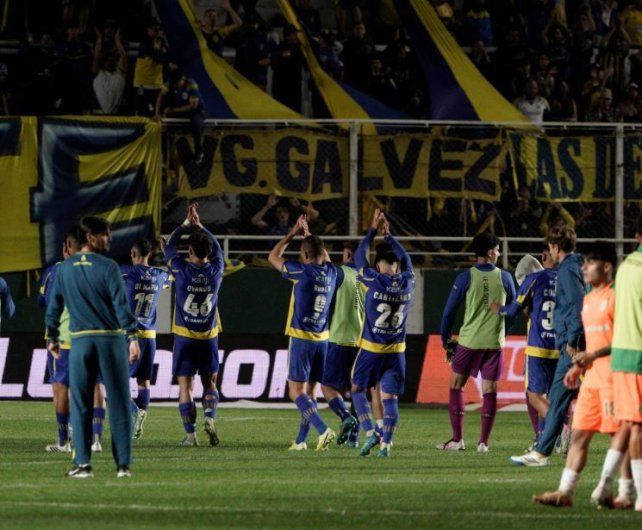 Los futbolistas de Central saludan a los hinchas que viajaron a Banfield