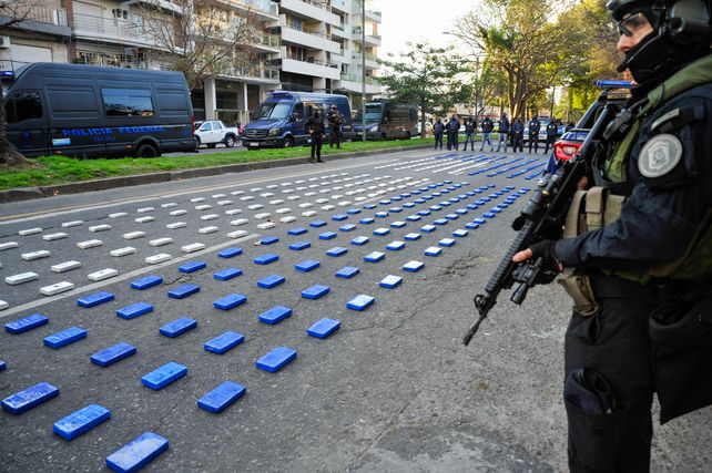 Los 400 kilos de cocaína estaban distribuidos en 369 panes envueltos en colores celeste y blanco.