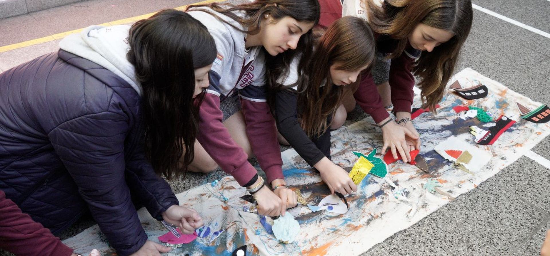 Bordaron un mapa sobre un lienzo blanco para conocer el barrio que rodea la escuela