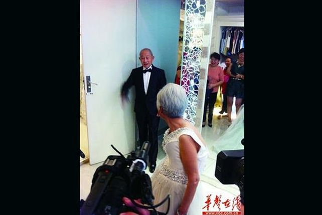Una pareja de ancianos se fotografía por primera vez con trajes de boda