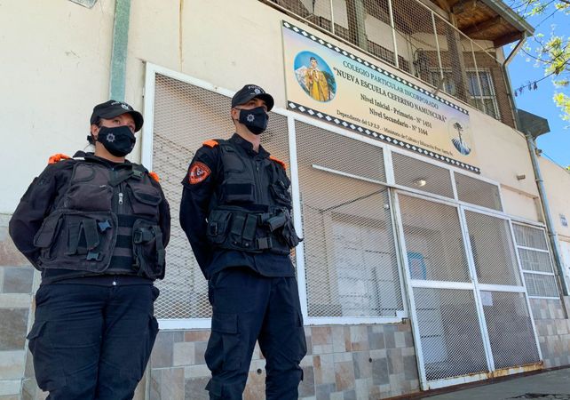 Dos agentes custodiaron esta semana la Nueva Escuela Ceferino Namuncurá