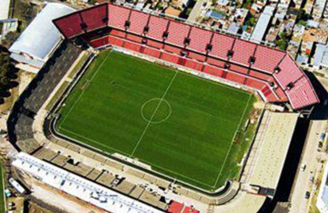 Colón reinauguraba su estadio hace 19 años con un partido que debió suspenderse. 