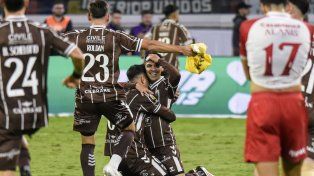 Locura total. Los jugadores de Platense desatan el carnaval luego de vencer en la final al Globo. La fiesta fue de Santiago del Estero hasta Vicente López.&nbsp;