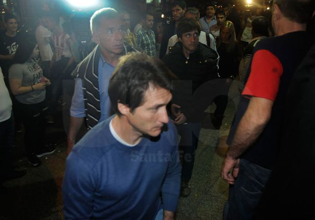 El plantel y los dirigentes de Lanús llegaron a Santa Fe para despedir a Diego Barisone