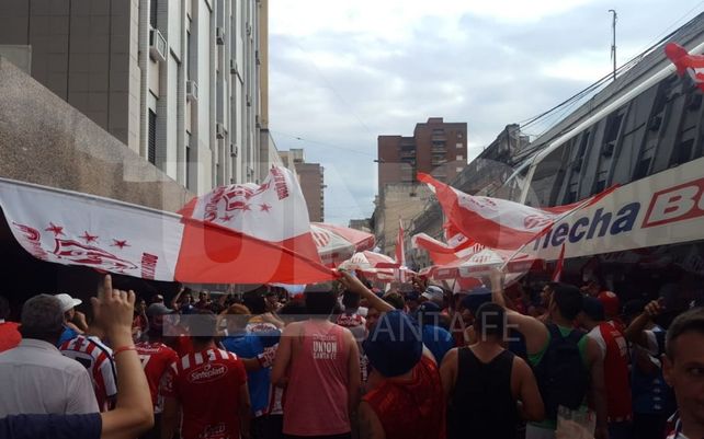 El estruendoso banderazo de aliento de los hinchas a Unión