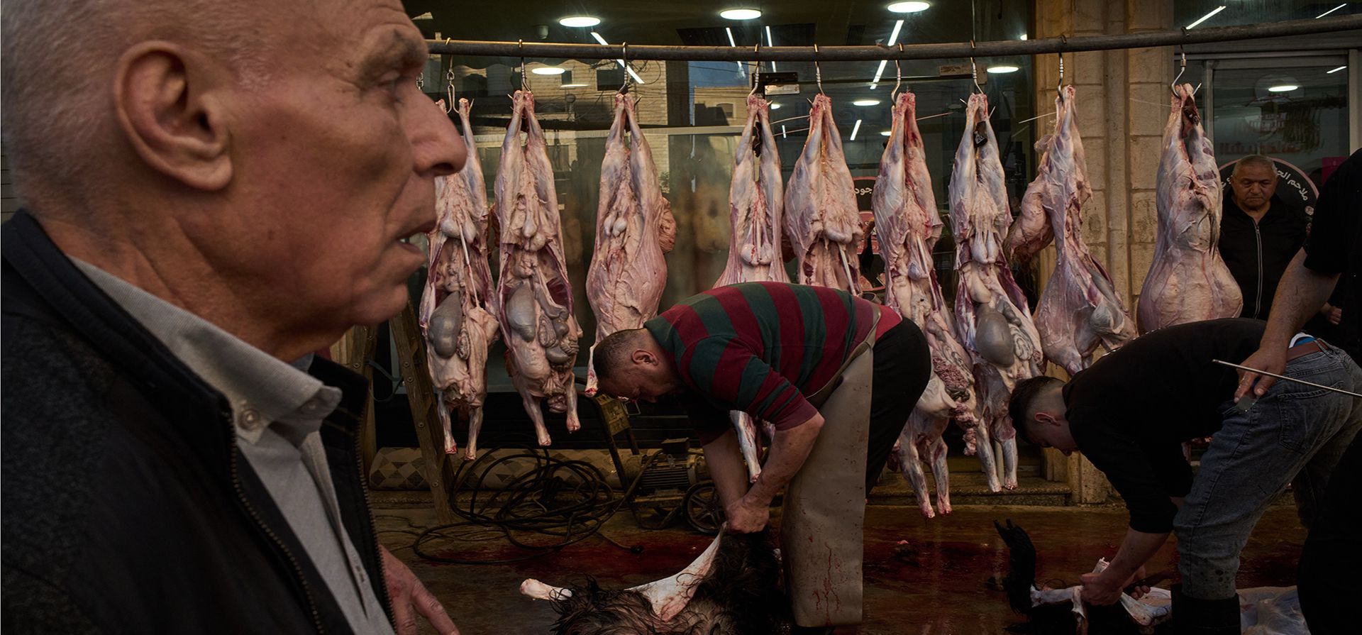 Carniceros palestinos sacrifican cabras y ovejas frente a su carnicería durante las celebraciones del Eid al-Adha en las afueras del campo de refugiados de Qalandia, en Cisjordania, el miércoles 27 de mayo de 2026. (Foto AP/Leo Correa) Carniceros palestinos sacrifican cabras y ovejas frente a su carnicería durante las celebraciones del Eid al-Adha en las afueras del campo de refugiados de Qalandia, en Cisjordania, el miércoles 27 de mayo de 2026. (Foto AP/Leo Correa)