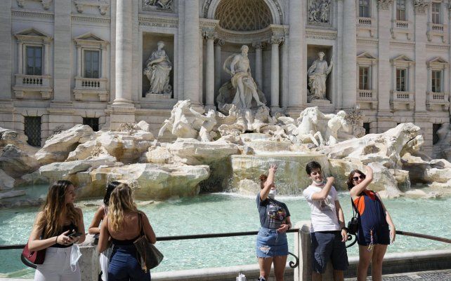 Turistas arrojan sus monedas a la fuente de Trevi como un deseo de regresar a la ciudad eterna, en el centro de Roma. La Unión Europea recomienda que los países miembros comiencen a eliminar las restricciones a los turistas de Estados Unidos.