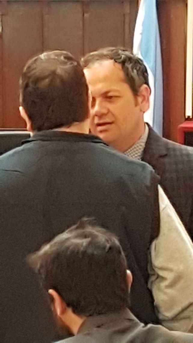 Gaviria (de espaldas) junto a su defensor.
