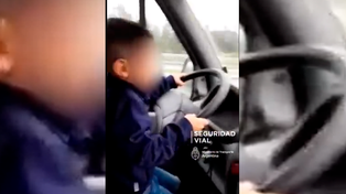 El hombre hizo conducir a su pequeño hijo por una autopista y lo filmó.