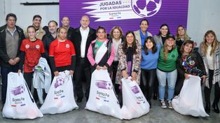 Alegría total. El gobernador Omar Perotti entregó los kits a las jugadoras de la Asociación Rosarina de Fútbol.