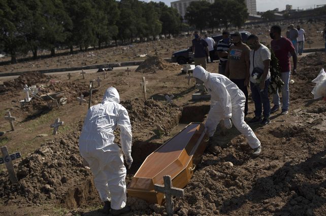 Imágenes del 2020, pandemia del Covid-19. Brasil, entierros masivos. 