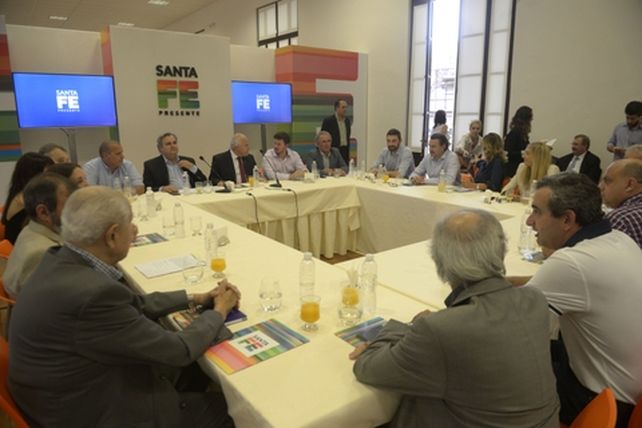 Cita en Rosario. El gobernador encabezó una reunión con los partidos con representación parlamentaria.