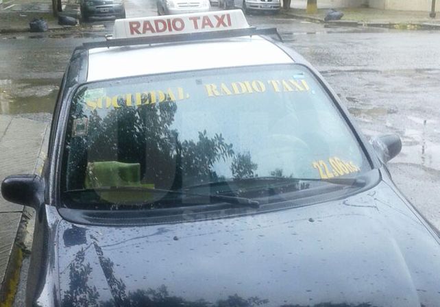 Un delincuente golpeó a una mujer taxista y se llevó el auto que conducía