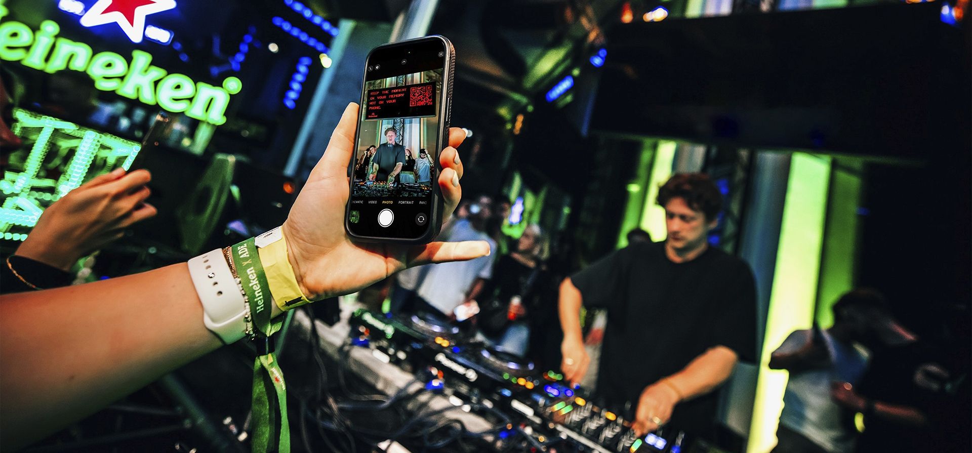 La aplicación Boring Mode fue lanzada por Heineken en la noche de apertura del Amsterdam Dance Event el miércoles 16 de octubre de 2024 en Ámsterdam. Barry Can't Swim se asoció con Heineken® en la fiesta de apertura de ADE, utilizando tecnología innovadora para transmitir un mensaje oculto visible solo en las pantallas de los teléfonos, alentando a los fanáticos a disfrutar del momento con las manos libres. (Heineken vía imágenes de AP) La aplicación Boring Mode fue lanzada por Heineken en la noche de apertura del Amsterdam Dance Event el miércoles 16 de octubre de 2024 en Ámsterdam. Barry Can't Swim se asoció con Heineken® en la fiesta de apertura de ADE, utilizando tecnología innovadora para transmitir un mensaje oculto visible solo en las pantallas de los teléfonos, alentando a los fanáticos a disfrutar del momento con las manos libres. (Heineken vía imágenes de AP)