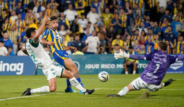 Alejo Veliz anota en el partido ante Sarmiento. El centrodelantero canalla retornará a la titularidad.
