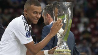 El francés Kylian Mbappé marcó un gol para Real Madrid y alzó la copa.