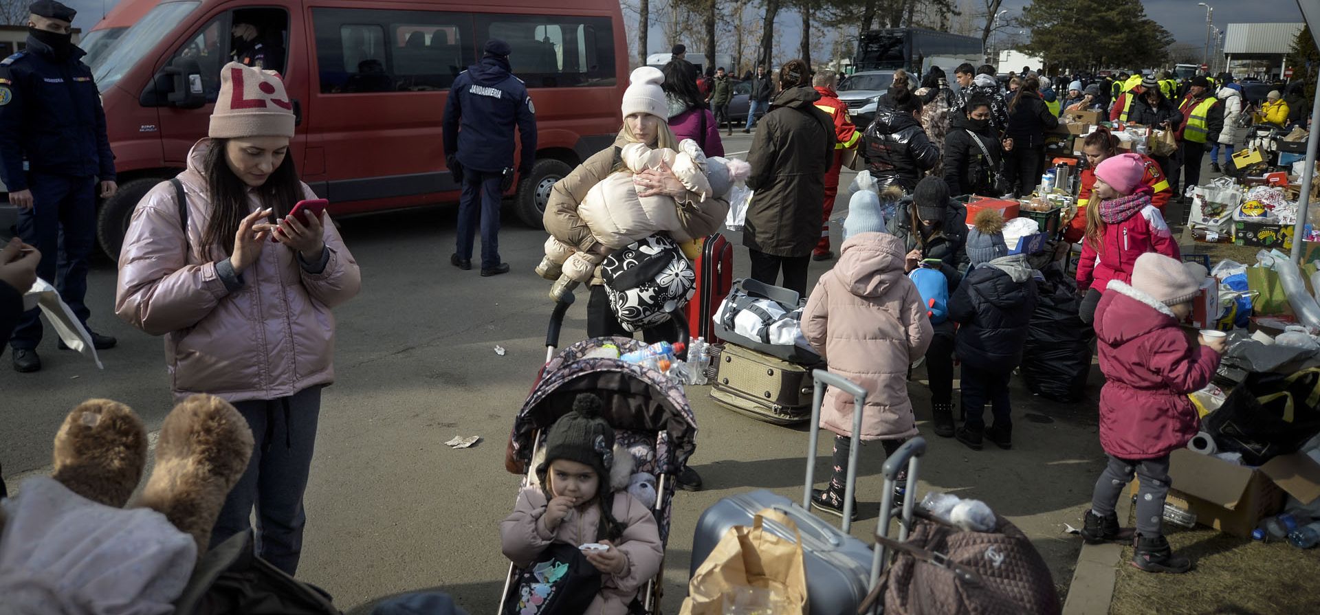 Refugiados ucranianos asistidos por la policía fronteriza polaca llegan al cruce fronterizo de Medyka, Polonia.