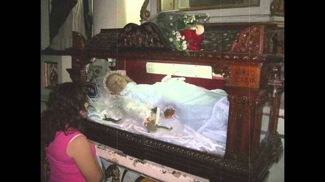 Captaron parpadeando a la momia de una niña