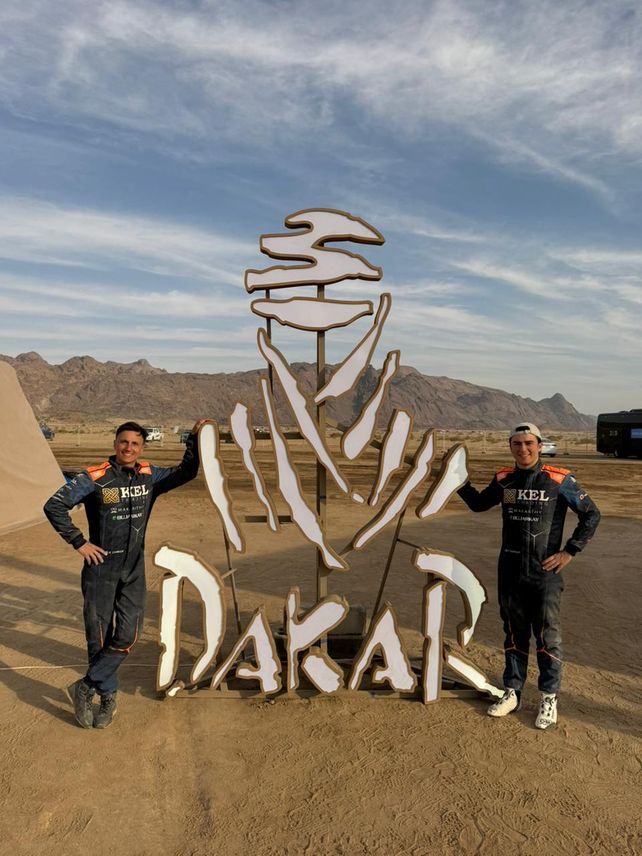 Anuar y Castillo, felices, en la previa del Dakar 2025. Llevan cinco etapas muy duras.