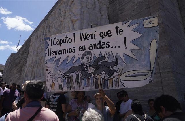 Uno de los tantos carteles que se exhibieron durante la marcha de protesta en Rosario, en el marco del paro general convocado por la CGT.