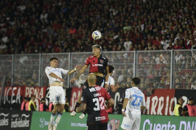 Luciano Herrera se eleva para cabecear. Newells cayó en el final.&nbsp;
