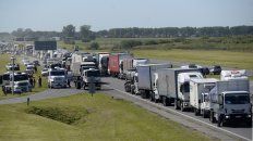 Protesta de transportistas autoconvocados. Se trata de una protesta de titulares de camiones que reclaman aumentos tarifarios tanto en las cargas de granos, como de hacienda. Esta medida de fuerza genera embotellamientos en rutas de la región. Los puntos donde se concentran los corte de tránsito son los cruces de la autopista a Buenos Aires con la nacional A012 y ruta provincial 18.y en la ruta nacional 9 a la altura del kilómetro 122. Protesta de transportistas autoconvocados. Se trata de una protesta de titulares de camiones que reclaman aumentos tarifarios tanto en las cargas de granos, como de hacienda. Esta medida de fuerza genera embotellamientos en rutas de la región. Los puntos donde se concentran los corte de tránsito son los cruces de la autopista a Buenos Aires con la nacional A012 y ruta provincial 18.y en la ruta nacional 9 a la altura del kilómetro 122.