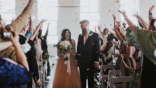 Pasó años usando una silla de ruedas y sorprendió a todos en su boda caminando hacia el altar
