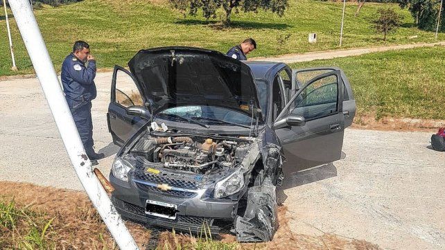 Conductora estaba aprendiendo a manejar y chocó un poste