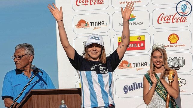 Erika Yenssen con los brazos en alto luego de haber finalizado primera entre las damas.