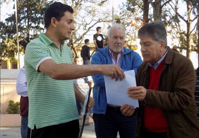 Diálogo. El intendente Sánchez recibió el petitorio de los vecinos.