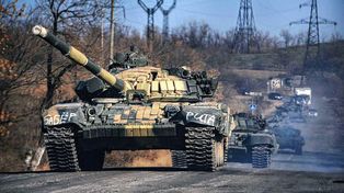Una columna de tanques separatistas prorrusos transita junto a la ciudad de Krasnyi, en Lugansk, en Ucrania.&nbsp;