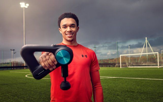 El Liverpool y Trent Alexander-Arnold se unen a Therabody para mejorar su rendimiento. La empresa de dispositivos de terapia percusiva ha anunciado su colaboración durante los próximos años con el futbolista .