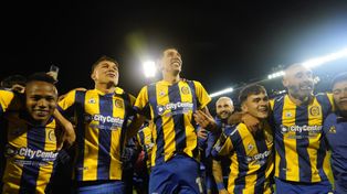 Los futbolistas de Central celebraron a pleno en el estadio.