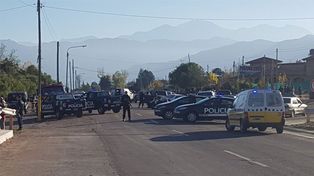 Un hombre apuñaló a su pareja embarazada y al huir mató a dos policías